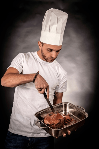 Egy férfi előkészíti a húst a hatékonyságra