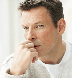 egy férfi a váladékozásra gondolt izgalom közben